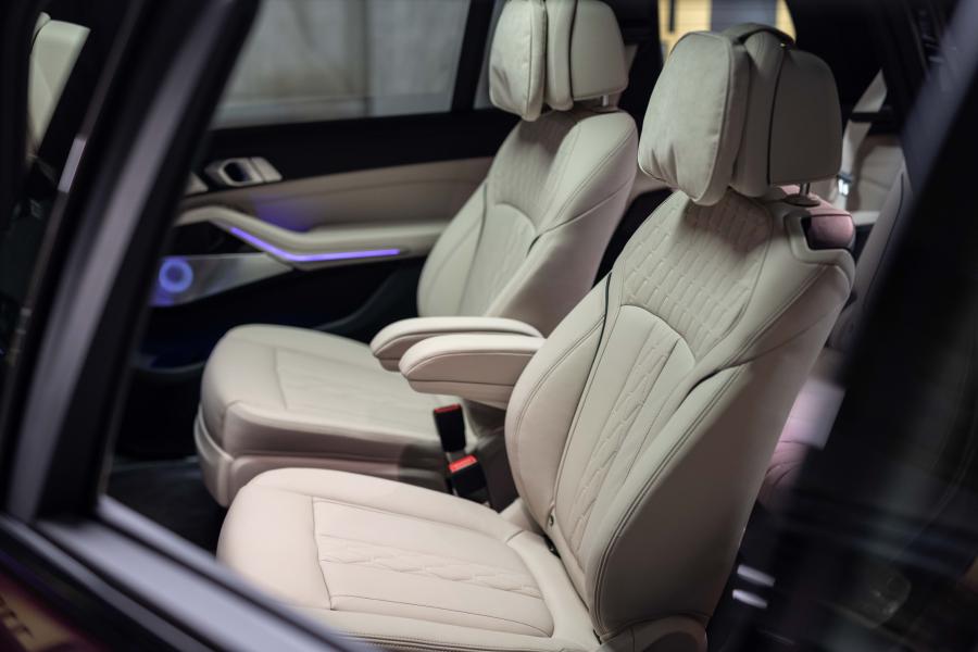 Интерьер BMW X7 M50i (G07) 2019 года  (JP) (фото 15 из 18)